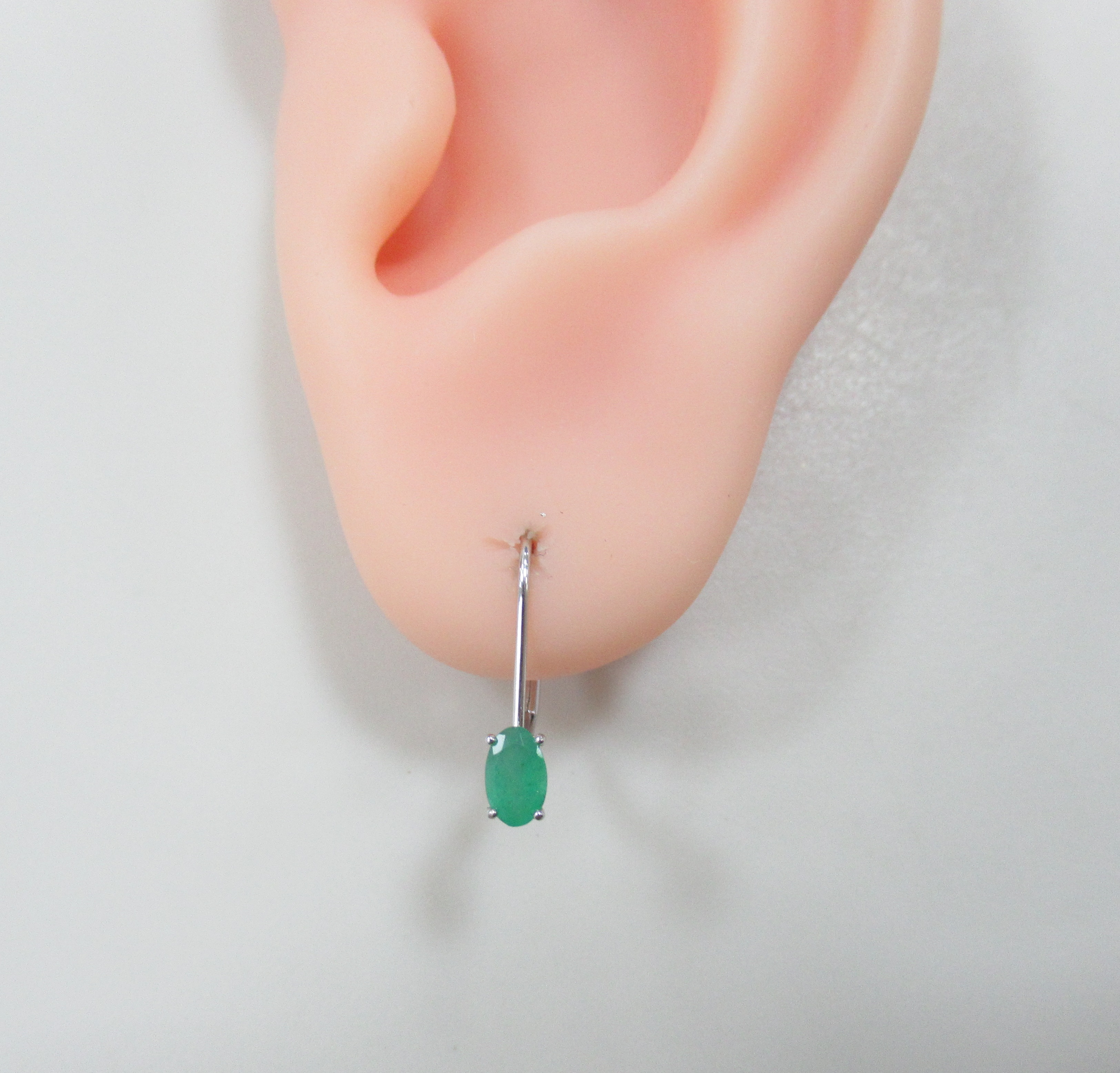 Серьги из белого золота с изумрудами